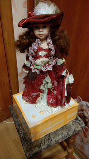 Кукла фарфоровая