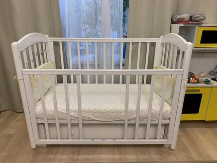 Детская кроватка с продольным маятником