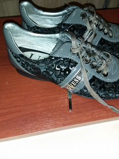 Женские кроссовки guess