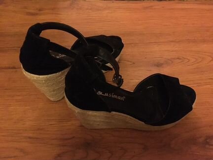 Босоножки на танкетке