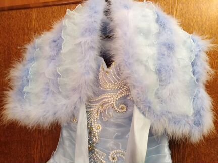 Праздничное платье с накидкой и перчатками