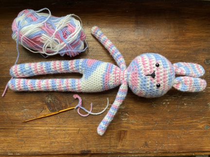 Вязаный зайка, ручная работа