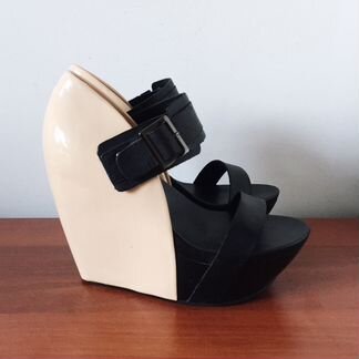 Босоножки на танкетке United Nude