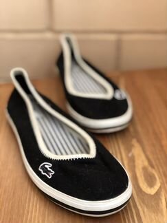 Балетки с ярким логотипом Lacoste
