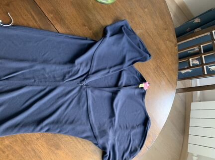 Длинное темно-синее вечернее платье с ассиметричны