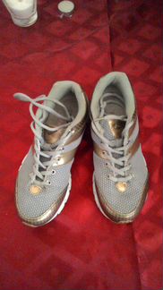 Женские кроссовки