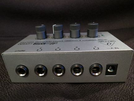 Усилитель для наушников Behringer HA400